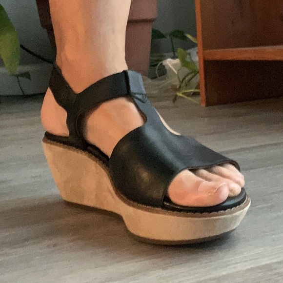 Clarks Collection Wedge Sandals Black Leather T Strap Platform Size 6 - Picture 4 of 9